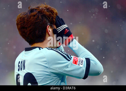 Hamburgs Heung Min Son Gesten während der Fußball-Bundesliga-match zwischen Hannover 96 und den Hamburger SV im AWD-Arena in Hannover, 23. Februar 2013. Foto: PETER STEFFEN (Achtung: EMBARGO Bedingungen! Die DFL ermöglicht die weitere Nutzung der nur bis zu 15 Bilder (keine Sequntial Bilder oder Video-ähnliche Reihe der Bilder erlaubt) über das Internet und Online-Medien während des Spiels (einschließlich Halbzeit), im Stadion oder vor dem Start des Spiels entnommen. Die DFL erlaubt die uneingeschränkte Übertragung von digitalisierten Aufnahmen während des Spiels ausschließlich für interne Stockfoto