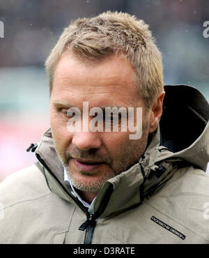 Hamburgs Trainer Thorsten Fink ist vor der Bundesliga-Fußball-Spiel zwischen Hannover 96 und dem Hamburger SV im AWD-Arena in Hannover, 23. Februar 2013 abgebildet. Foto: PETER STEFFEN (Achtung: EMBARGO Bedingungen! Die DFL ermöglicht die weitere Nutzung der nur bis zu 15 Bilder (keine Sequntial Bilder oder Video-ähnliche Reihe der Bilder erlaubt) über das Internet und Online-Medien während des Spiels (einschließlich Halbzeit), im Stadion oder vor dem Start des Spiels entnommen. Die DFL erlaubt die uneingeschränkte Übertragung von digitalisierten Aufnahmen während der Spiel-exclusivel Stockfoto