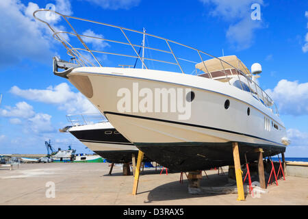 Luxus-Motoryacht gestrandet zur Reparatur an der marina Stockfoto