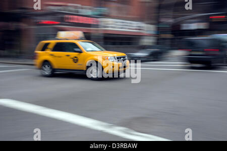 Eine neuere hybride Modell gelbes Taxi Cab in New York City Stockfoto