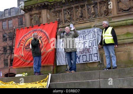 Manchester, UK. 23. Februar 2013. Ein Sprecher richtet sich Demonstranten auf Albert-Platz vor dem Rathaus in eine Verurteilung der Koalition schneidet und die Forderung nach einem Generalstreik. Früher marschierten die Demonstranten durch die Innenstadt, deren Ursache bekannt zu machen.  Manchester, UK 23.02.2013 Credit: John Fryer / Alamy Live News Stockfoto