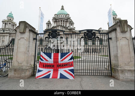 Belfast, UK. 23. Februar 2013. Ein Union Jack-Flagge wird an Belfast City Hall Gates angeheftet.  Straßenproteste haben seit 3 Dezember stattfindet wenn Belfast Stadtrat stimmte, die Anzahl der Tage zu reduzieren, die Anschluß-Markierungsfahne im Rathaus geflogen wird. Der Protest fand zeitgleich mit einer Parade zum 25. Jahrestag der zwei Ulster Defence Regiment gefallenen durch eine Bombe der IRA im Jahr 1988 statt.  Straßenproteste haben seit 3 Dezember stattfindet wenn Belfast Stadtrat stimmte, die Anzahl der Tage zu reduzieren, die Anschluß-Markierungsfahne im Rathaus geflogen wird. Bildnachweis: Lee Thomas / Alamy Live News Stockfoto