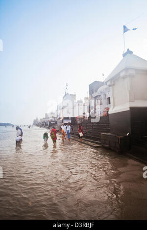 Menschen bei Gomati Fluß Ghat, Dwarka, Gujarat, Indien Stockfoto