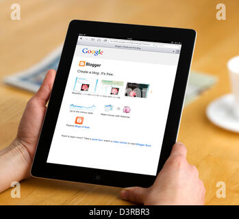Erstellen eines Blogs durch Googles Blogger-Website auf dem iPad eine 4. generation Stockfoto