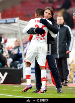 Stuttgart, Deutschland. 23. Februar 2013. Stuttgarts Ibrahima Traore (L) feiert sein 1: 0-Tor mit seinem Cheftrainer Bruno Labbadia während der Fußball-Bundesliga-match zwischen VfB Stuttgart und FC Nürnberg im Mercedes-Benz Arena in Stuttgart, Deutschland, 23. Februar 2013. Foto: Dpa/BERND WEISSBROD/Alamy Live News (Achtung: EMBARGO Bedingungen! Die DFL ermöglicht die weitere Nutzung der nur bis zu 15 Bilder (keine Sequntial Bilder oder Video-ähnliche Reihe der Bilder erlaubt) über das Internet und Online-Medien während des Spiels (einschließlich Halbzeit), entnommen, im Stadion oder vor dem t Stockfoto