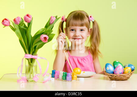 Kind bemalen von Ostereiern Stockfoto