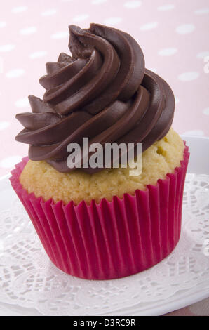 Vanille Cupcake mit Schokolade Buttercreme in einem roten Fall Stockfoto