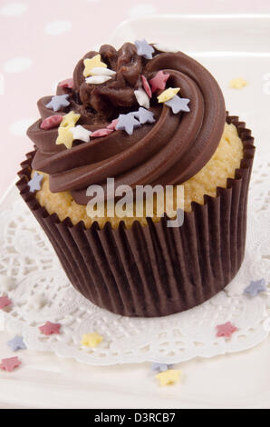 Cupcake mit Schokolade Buttercreme und farbigen Zucker-Sterne Stockfoto