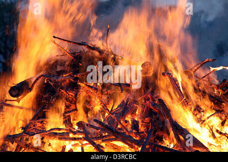 Bremen, Deutschland, Nahaufnahme von einem Osterfeuer auf einer Wiese Stockfoto