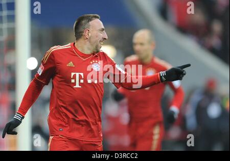 Münchens Franck Ribery feiert sein 5-1 Ziel während der Bundesliga-Fußballspiel zwischen FC Bayern München und Werder Bremen in der Allianz Arena in Munihc, Deutschland, 23. Februar 2013. Foto: ANDREAS GEBERT (Achtung: EMBARGO Bedingungen! Die DFL ermöglicht die weitere Nutzung der nur bis zu 15 Bilder (keine Sequntial Bilder oder Video-ähnliche Reihe der Bilder erlaubt) über das Internet und Online-Medien während des Spiels (einschließlich Halbzeit), im Stadion oder vor dem Start des Spiels entnommen. Die DFL erlaubt die uneingeschränkte Übertragung von digitalisierten Aufnahmen während der Matte Stockfoto