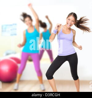 Porträt von gemischter Herkunft Caucasian / asiatische junge Frau tanzen Zumba Kurs im Fitness-Studio Stockfoto