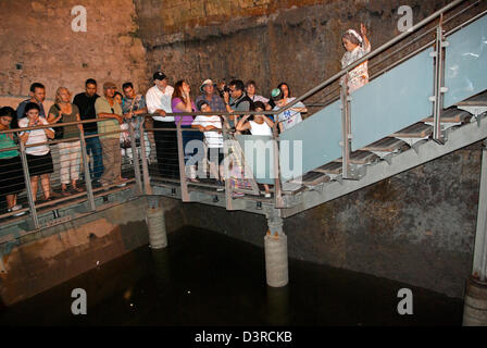 Frau Reiseführer sagt Besucher auf der Plattform stehen, dass Wasser in unterirdischen Räumen des westlichen wall.2000 vor Jahren lagerte. Stockfoto