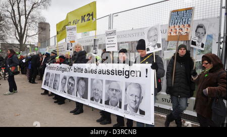 Stuttgart, Deutschland. 23. Februar 2013. Mehrere tausend Menschen demonstrieren gegen die umstrittenen Bahnhof Bauprojekt mit einer Menschenkette in Stuttgart, Deutschland, 23. Februar 2013. Foto: ANDREAS ROSAR/Dpa/Alamy Live-Nachrichten Stockfoto