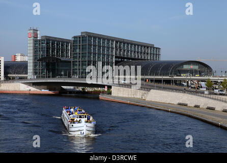 Berlin, Deutschland, Berliner Hauptbahnhof und Tour-Boot auf der Spree Stockfoto