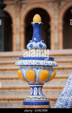 Lackiert, verglaste Finial einer Brücke Balustrade, Azulejo keramische Kacheln, an der Plaza de Espana, Sevilla, Spanien. Stockfoto