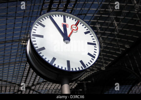 Berlin, Deutschland, ist im Berliner Hauptbahnhof Uhr auf 11:55 Stockfoto