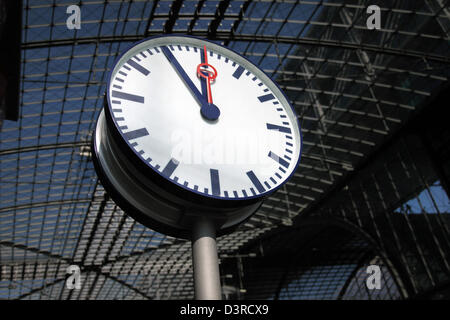 Berlin, Deutschland, ist im Berliner Hauptbahnhof Uhr auf 11:55 Stockfoto