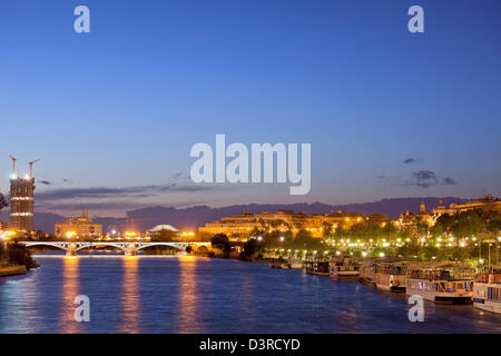 Ruhigen Abend in der Stadt von Sevilla durch den Guadalquivir Fluss in Spanien. Stockfoto