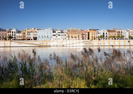 Traditionelle Häuser der Stadtteil Triana durch den Guadalquivir Fluss in der Stadt Sevilla, Andalusien, Spanien. Stockfoto