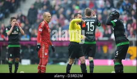 Schiedsrichter Marco Fritz zeigt Bremens Sebastian Proedl (2-R) die rote Karte in der Bundesliga-Fußballspiel zwischen FC Bayern München und Werder Bremen in der Allianz Arena in Munihc, Deutschland, 23. Februar 2013. Foto: ANDREAS GEBERT (Achtung: EMBARGO Bedingungen! Die DFL ermöglicht die weitere Nutzung der nur bis zu 15 Bilder (keine Sequntial Bilder oder Video-ähnliche Reihe der Bilder erlaubt) über das Internet und Online-Medien während des Spiels (einschließlich Halbzeit), im Stadion oder vor dem Start des Spiels entnommen. Die DFL erlaubt die uneingeschränkte Übertragung von digitalisierten r Stockfoto