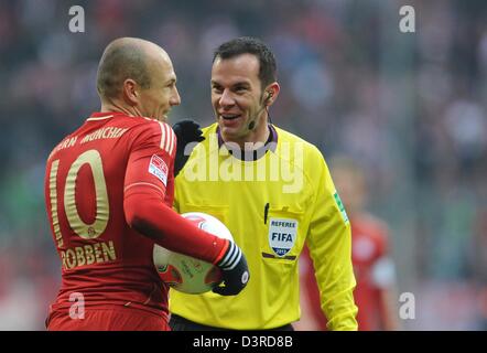 Münchens Arjen Robben spricht mit Schiedsrichter Marco Fritz nach einem Foul während der Fußball-Bundesliga-match zwischen FC Bayern München und Werder Bremen in der Allianz Arena in Munihc, Deutschland, 23. Februar 2013. Foto: ANDREAS GEBERT (Achtung: EMBARGO Bedingungen! Die DFL ermöglicht die weitere Nutzung der nur bis zu 15 Bilder (keine Sequntial Bilder oder Video-ähnliche Reihe der Bilder erlaubt) über das Internet und Online-Medien während des Spiels (einschließlich Halbzeit), im Stadion oder vor dem Start des Spiels entnommen. Die DFL erlaubt die uneingeschränkte Übertragung von digitalisierten Datensatz Stockfoto