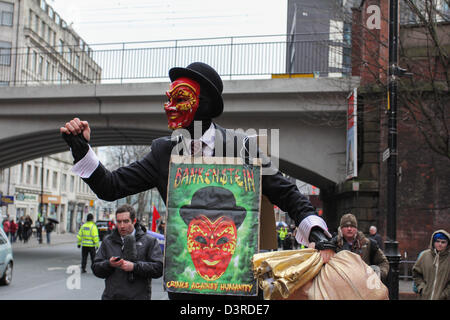 Manchester, UK. 23. Februar 2013. Rund 300-400 Menschen marschierten durch die Innenstadt von Manchester am Samstag, Februar 23,2013 gegen Rat Kürzungen zu protestieren. Die Gruppe marschierte von Oxford Road, Albert Square vor dem Rathaus, wo eine Kundgebung stattfand. Bildnachweis: Christopher Middleton / Alamy Live News Stockfoto