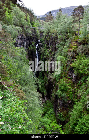 Das Naturwunder der Corrieshalloch Schlucht außerhalb von Ullapool, westlichen Schottland, die Wasserfälle des Flusses Droma. Stockfoto