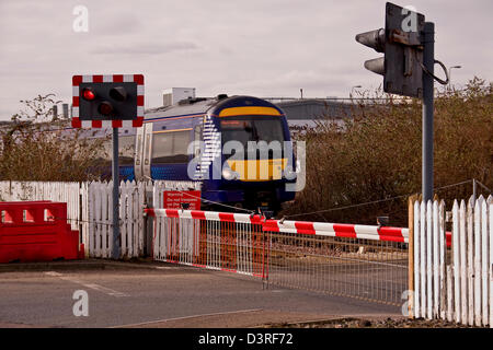 ScotRail Pendler Zug nähert sich einem Bahnübergang Reisen Weg von Dundee Train Station, UK Stockfoto