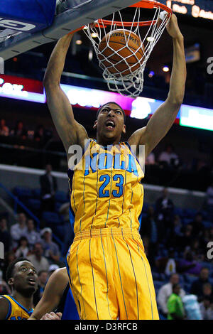 New Orleans, USA. 22. Februar 2013.  New Orleans Hornets power forward Anthony Davis (23) Noten während der NBA-Basketball-Spiel zwischen den New Orleans Hornets und den Dallas Mavericks in der New Orleans Arena in New Orleans, LA Credit: Cal Sport Media / Alamy Live News Stockfoto