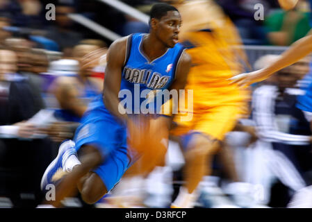 New Orleans, USA. 22. Februar 2013.  Dallas Mavericks Point guard Darren Collison (4) Laufwerke mit dem Ball während der NBA-Basketball-Spiel zwischen den New Orleans Hornets und den Dallas Mavericks in der New Orleans Arena in New Orleans, LA Credit: Cal Sport Media / Alamy Live News Stockfoto