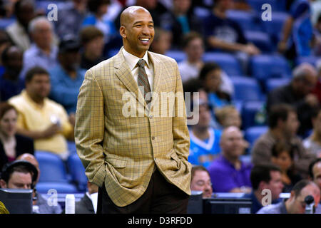 New Orleans, USA. 22. Februar 2013.  New Orleans Hornets Cheftrainer Monty Williams reagiert während der NBA-Basketball-Spiel zwischen den New Orleans Hornets und den Dallas Mavericks in der New Orleans Arena in New Orleans, LA Credit: Cal Sport Media / Alamy Live News Stockfoto