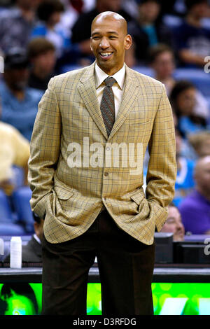 New Orleans, USA. 22. Februar 2013.  New Orleans Hornets Cheftrainer Monty Williams reagiert während der NBA-Basketball-Spiel zwischen den New Orleans Hornets und den Dallas Mavericks in der New Orleans Arena in New Orleans, LA Credit: Cal Sport Media / Alamy Live News Stockfoto