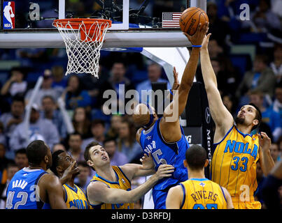 New Orleans, USA. 22. Februar 2013.  New Orleans Hornets Power forward Ryan Anderson (33) blockiert ein Schuss aus Dallas Mavericks shooting guard Vince Carter (25) während der NBA-Basketball-Spiel zwischen den New Orleans Hornets und den Dallas Mavericks in der New Orleans Arena in New Orleans, LA Credit: Cal Sport Media / Alamy Live News Stockfoto