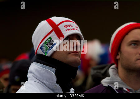 Twickenham, London, UK. 23. Februar 2013.   Englischer Rugby-Fans vor der 6 Nations Rugby match zwischen England und Frankreich im Twickenham Stadion London. Bildnachweis: Amer Ghazzal / Alamy Live News Stockfoto