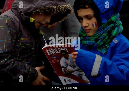 Twickenham, London, UK. 23. Februar 2013.  Französischer Rugby-Fans lesen ein Gleiches Programm vor 6 Nations Rugby-Spiel zwischen England und Frankreich im Twickenham Stadion London. Bildnachweis: Amer Ghazzal / Alamy Live News Stockfoto