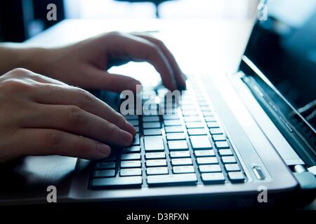 Nahaufnahme von Menschenhand auf Tastatur Stockfoto