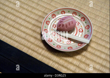 Eine saisonale Tee-Zeremonie süße Konditorei behandeln in einen kleinen Teller auf Tatami-Matten-Boden. Stockfoto