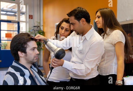berlin, deutschland, friseur ausbildung stockfoto, bild: 283146976