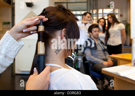 berlin, deutschland, friseur ausbildung stockfoto, bild: 283146976