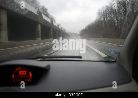 Fahrt im Regen auf die A46 Richtung Norden, Wuppertal, Nordrhein-Westfalen, Deutschland. Stockfoto