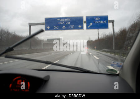 Fahren im Regen auf die A46 Richtung Norden in Richtung Wuppertal, Nordrhein-Westfalen, Deutschland. Stockfoto