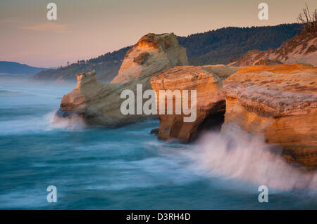 Wellen, die auf den Klippen bei Sonnenuntergang, Cape Kiwanda, zentrale Oregon Küste. Stockfoto