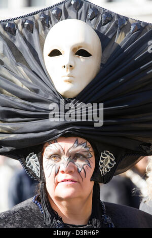 Mann gekleidet in traditionellen venezianischen Kostümen Bauta Maske Venedig Karneval Venedig Italien Stockfoto