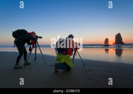 The Needles am Haystack Rock in Cannon Beach an der nördlichen Küste von Oregon zu fotografieren. Stockfoto