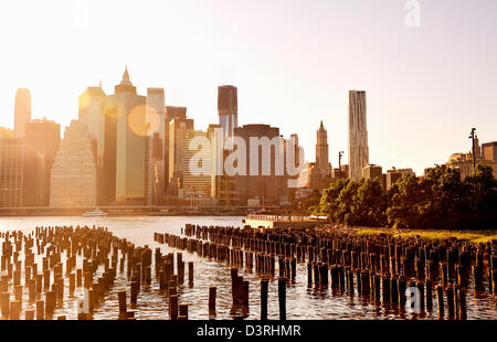 Blick auf den Sonnenuntergang von Lower Manhattan aus Brooklyn Pier Stockfoto