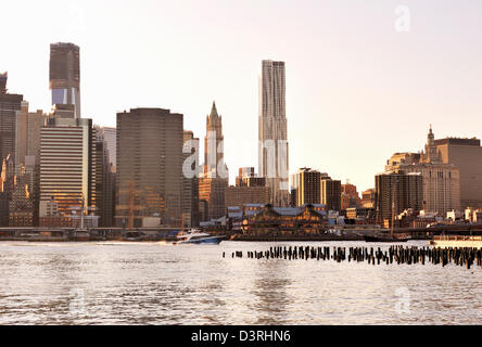 Blick auf den Sonnenuntergang von Lower Manhattan und South Street Seaport aus Brooklyn Pier Stockfoto