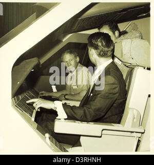 Der Astronaut Buzz Aldrin, bekannt für seine Rolle bei der Apollo 11-Mission, posiert während des Space Shuttle Program für ein Foto, das eine historische Ära der bemannten Raumfahrt von 1981 bis 2010 feststellt. Stockfoto