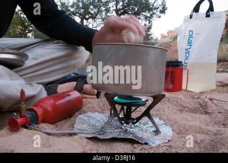 Kochen eine Mahlzeit auf einem Rucksack Reise in Canyonlands National Park, Utah. Stockfoto