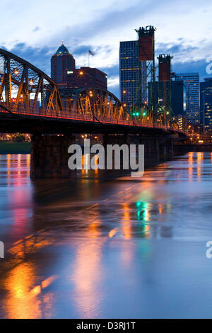 Die Innenstadt von Portland, Oregon spiegelt sich in den Willamette River in den frühen Abend. Portland, Oregon, USA Stockfoto