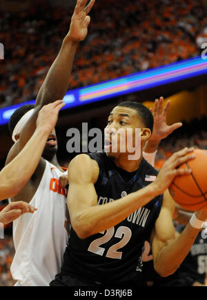 Syracuse, NY, USA. 23. Februar 2013. Georgetown vorwärts Otto Porter Jr. (22) packt den Abpraller, als die Georgetown Hoyas die Syracuse Orange 57 46 vor einer Rekordkulisse von NCAA im Carrier Dome in Syracuse, NY besiegten. Stockfoto